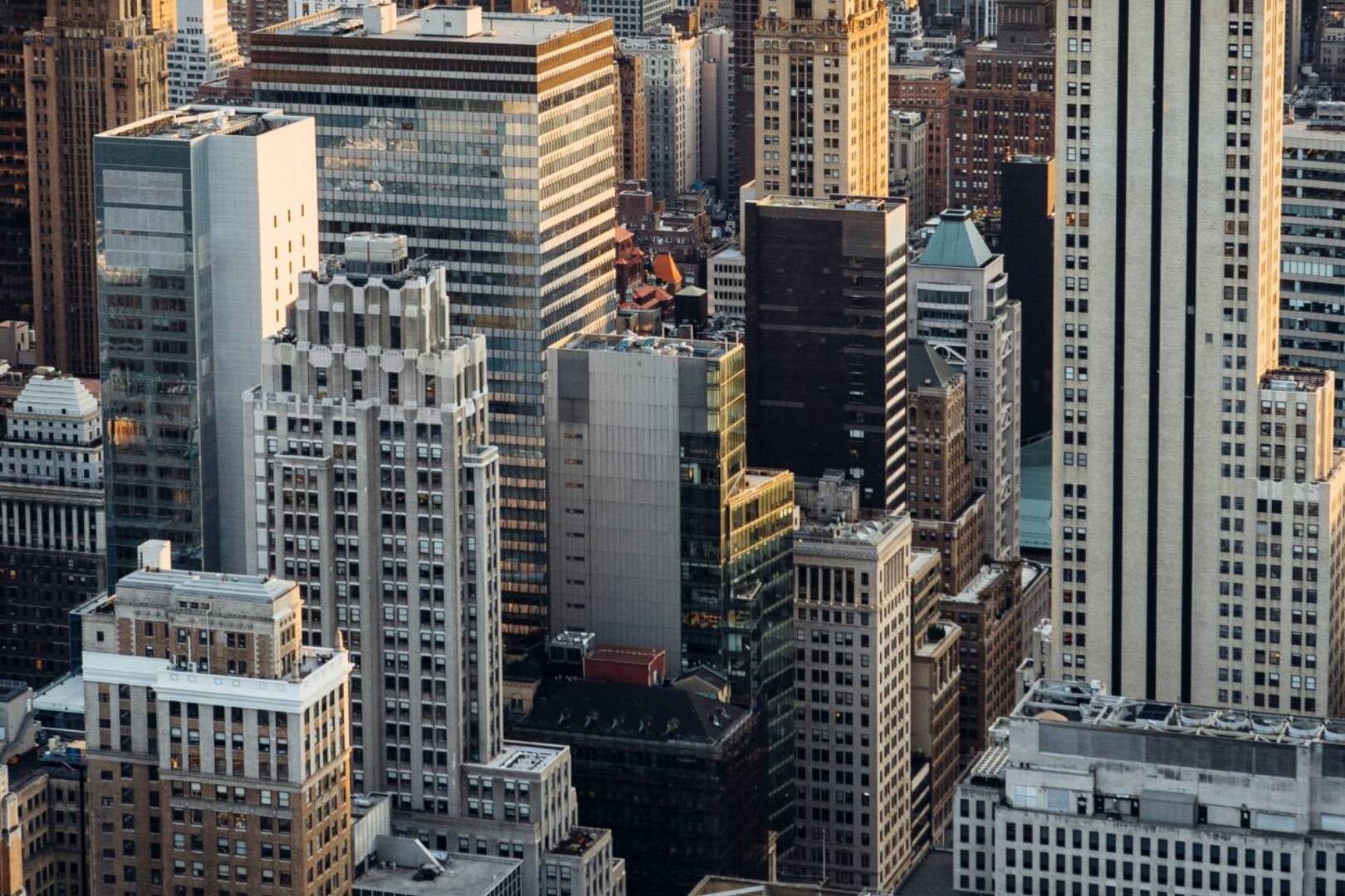 A view of many buildings in the city.